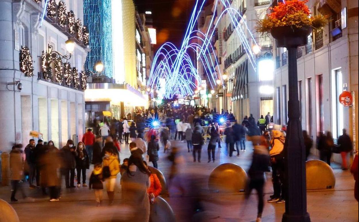 La calle Preciados en Madrid, en el puente de la Constitución.