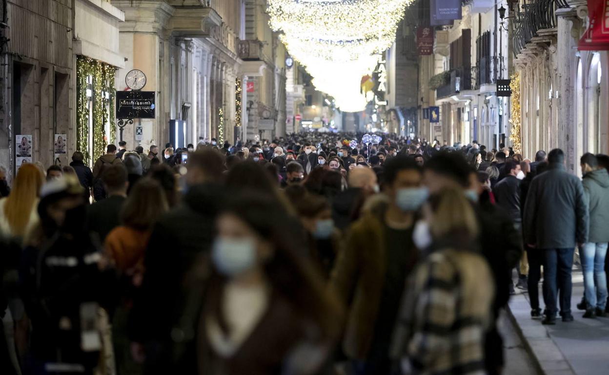 Una calle comercial de Roma este domingo.