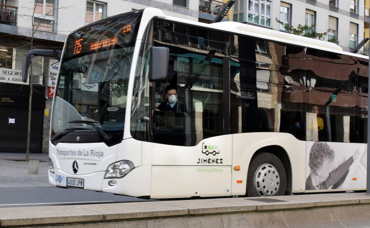 Autobús metropolitano a su paso por Logroño.