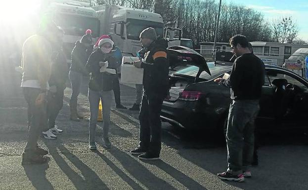 Voluntarios británicos acercaron, en pleno día de Navidad, en sus coches particulares comida y agua a los camioneros bloqueados en el área de servicio de Maidstone.