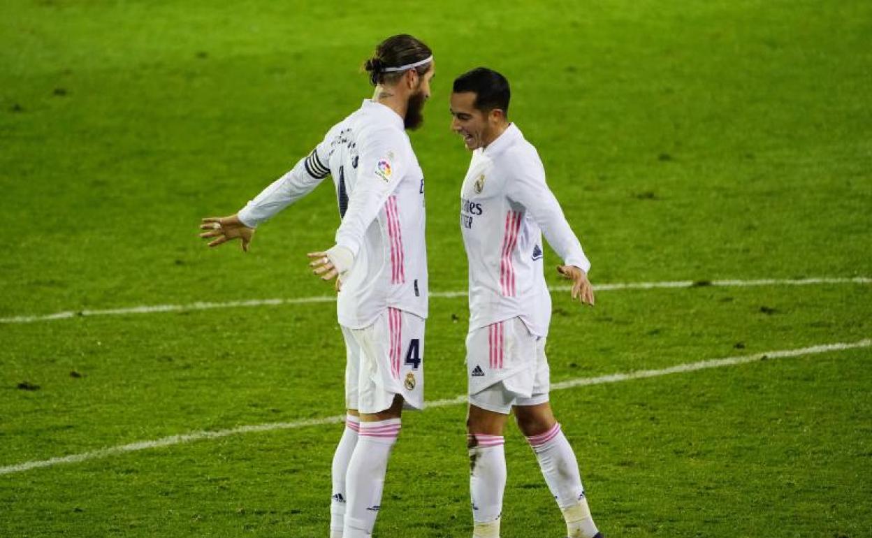 Celebración entre Sergio Ramos y Lucas Vázquez. 