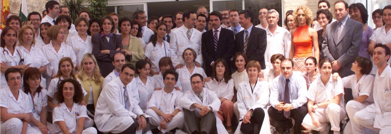 Foto de familia de aquel primer equipo médico y profesional del hospital. 