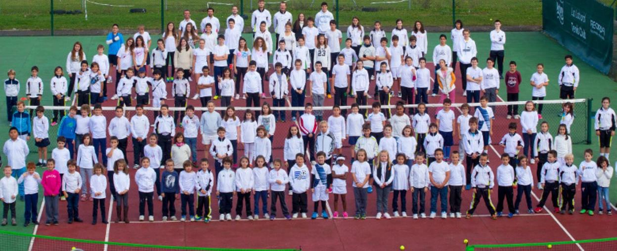 Los profesores de La Laboral (al fondo) y sus alumnos. 