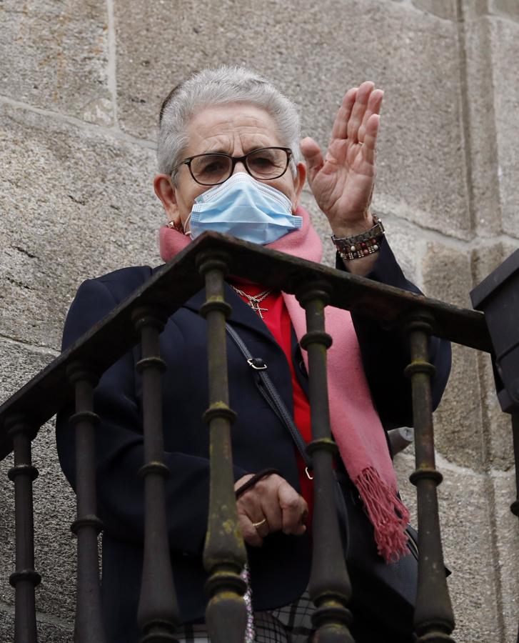 La primera en recibir la vacuna en Galicia ha sido Nieves Cao, de 82 años. Después de recibir la inoculación, esta usuaria de la residencia de Porta do Camiño, en Santiago de Compostela, ha tenido que guardar media hora de reposo. «El bicho ha dado muchos disgustos», ha asegurado Nieves.