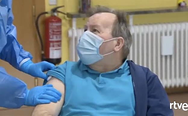 Javier, de 68 años, el primer vacunado en La Rioja: «Estoy muy contento»