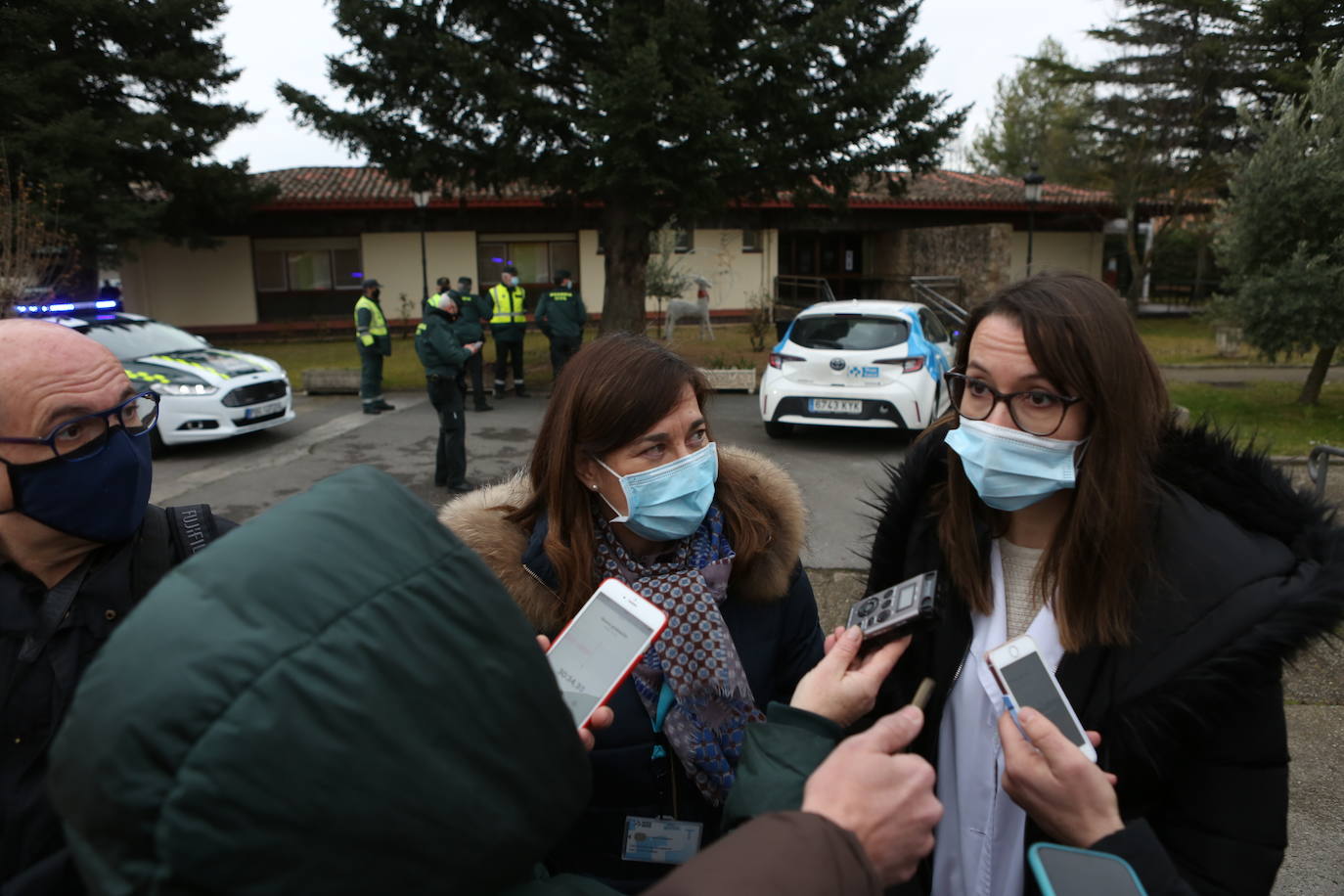 Custodiada por numerosos agentes de seguridad, la primera persona en recibirla ha sido Javier Martín, un usuario de 68 años de la residencia 'Madre de Dios' de Haro