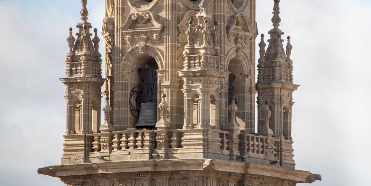 Las campanas de la torre sonarán mañana en recuerdo a los fallecidos y con la esperanza de un año mejor. 