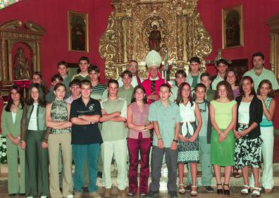 Imagen secundaria 1 - Inauguración de la ermita de la Virgen los Parrales, en 1975 | Confirmación de jóvenes en Baños de Río Tobía en 2001 | Saque de honor de Martínez Somalo en el nuevo campo de fútbol de Baños de Río Tobía, en el año 1998.