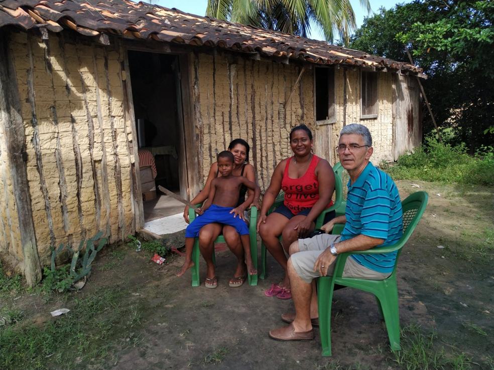 Nicolás Pérez-Aradros, con una familia en la zona de Salvaterra, donde desarrolla su misión. 