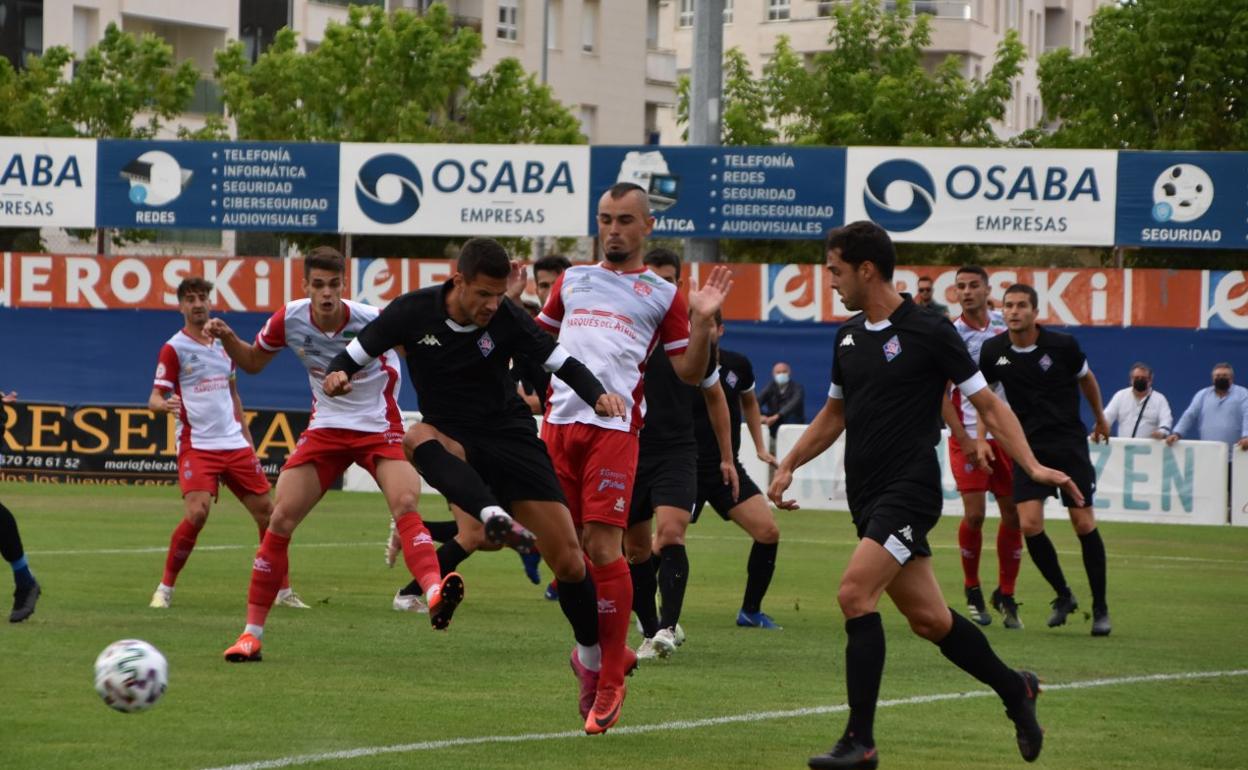 Una jugada del partido que enfrentó al Calahorra y al Amorebieta en La Planilla el 31 de julio. 