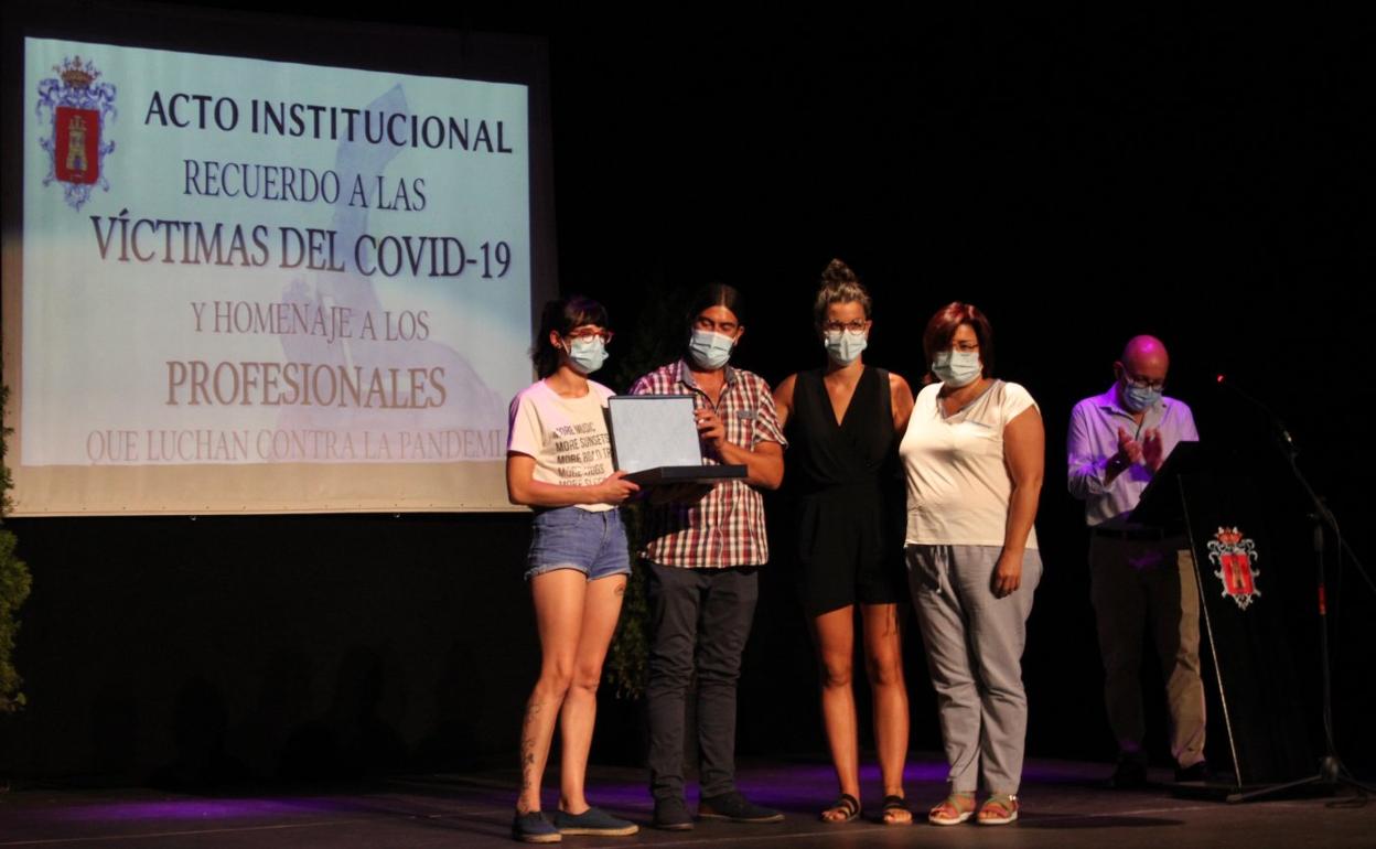 Las trabajadoras de la residencia de mayores, que vivió los momentos más duros del inicio de la pandemia, recibieron una larga ovación. 