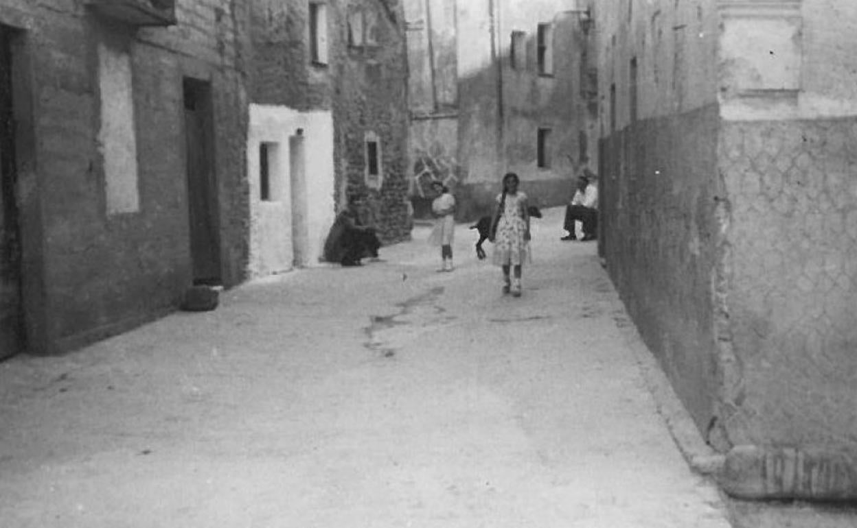 La calle recién encementada en Tudelilla