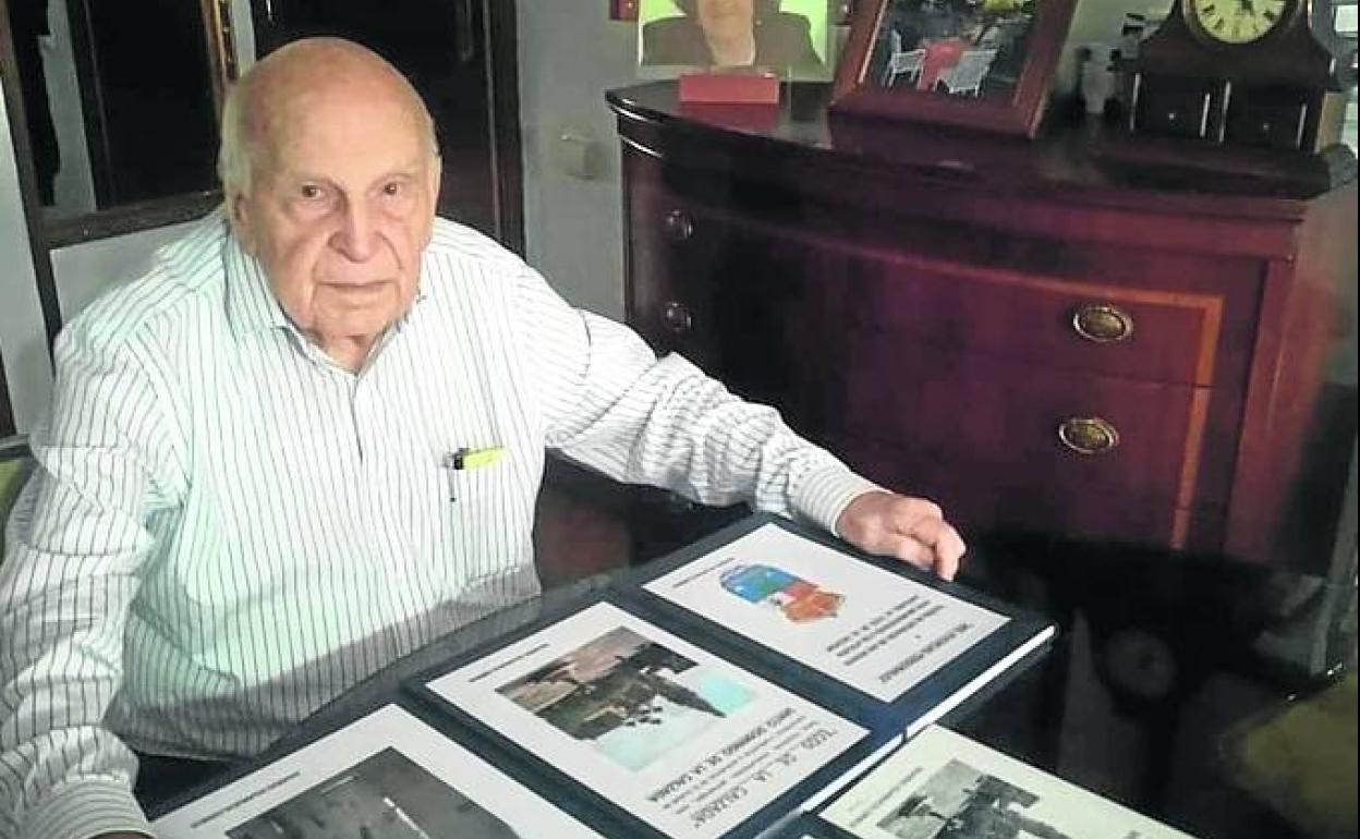 Eduardo Villanueva, con el libro 'Ecos de la Calzada'. 