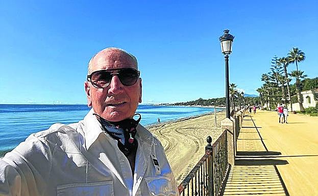 Imagen principal - Arriba, en una imagen reciente en la playa. Abajo, en su viaje al espacio. 