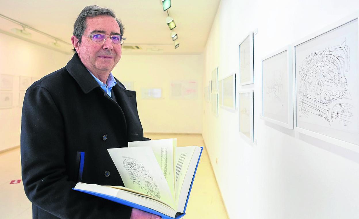 Jesús López-Araquistain posa con su libro en la sala de exposiciones del Ayuntamiento. 