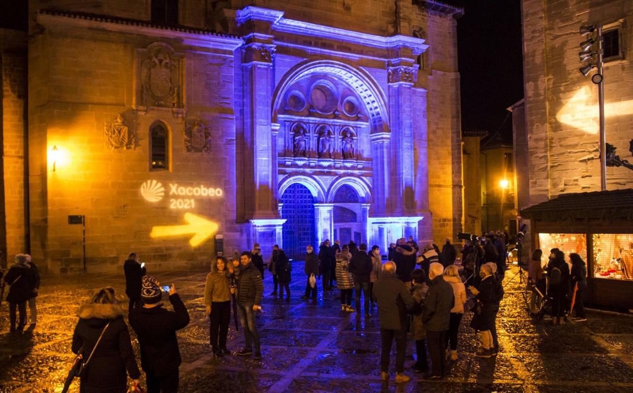 La catedral lució de color azul el día 31