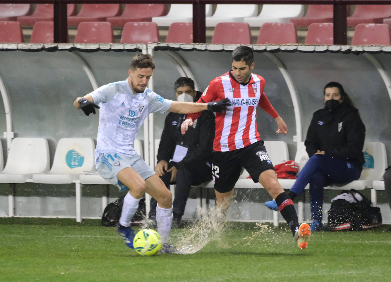 Los blanquirrojos se han impuesto al Mirandés en un choque marcado por el estado del terreno de juego tras la nevada caída en la capital riojana