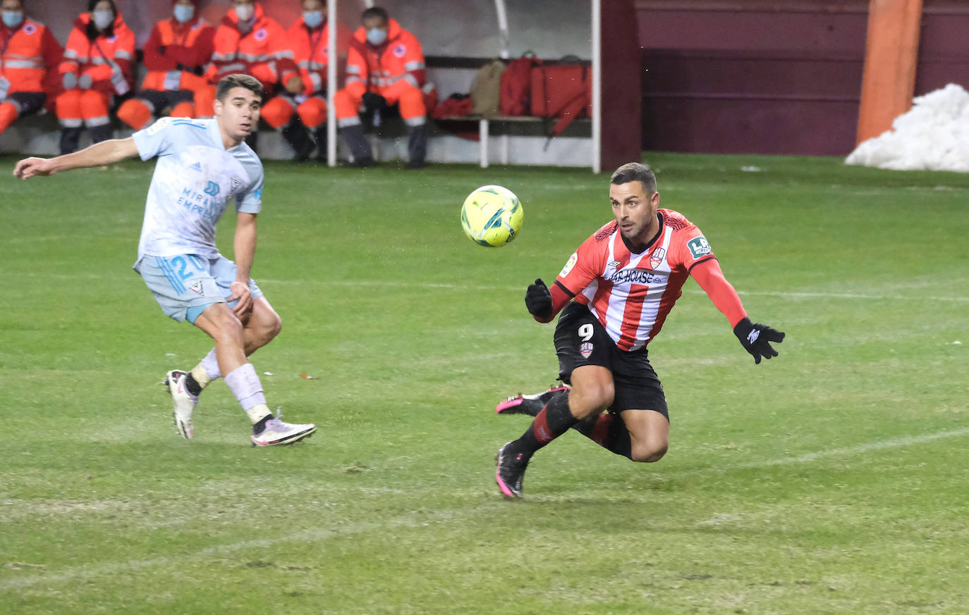 Los blanquirrojos se han impuesto al Mirandés en un choque marcado por el estado del terreno de juego tras la nevada caída en la capital riojana