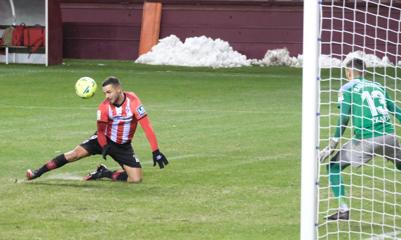 Los blanquirrojos se han impuesto al Mirandés en un choque marcado por el estado del terreno de juego tras la nevada caída en la capital riojana