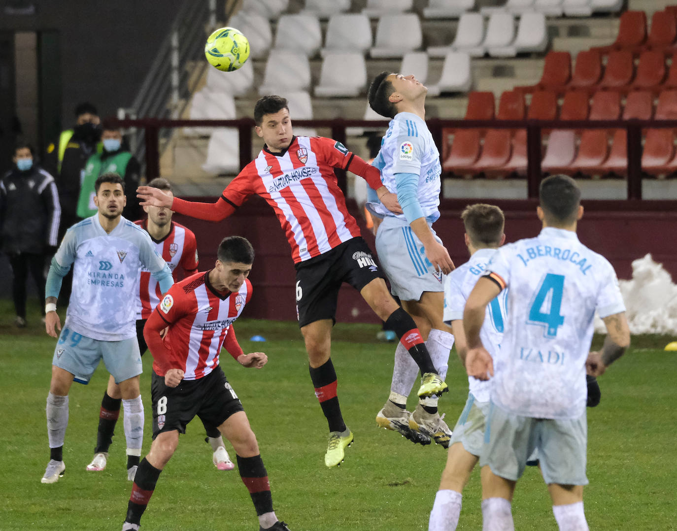 Los blanquirrojos se han impuesto al Mirandés en un choque marcado por el estado del terreno de juego tras la nevada caída en la capital riojana