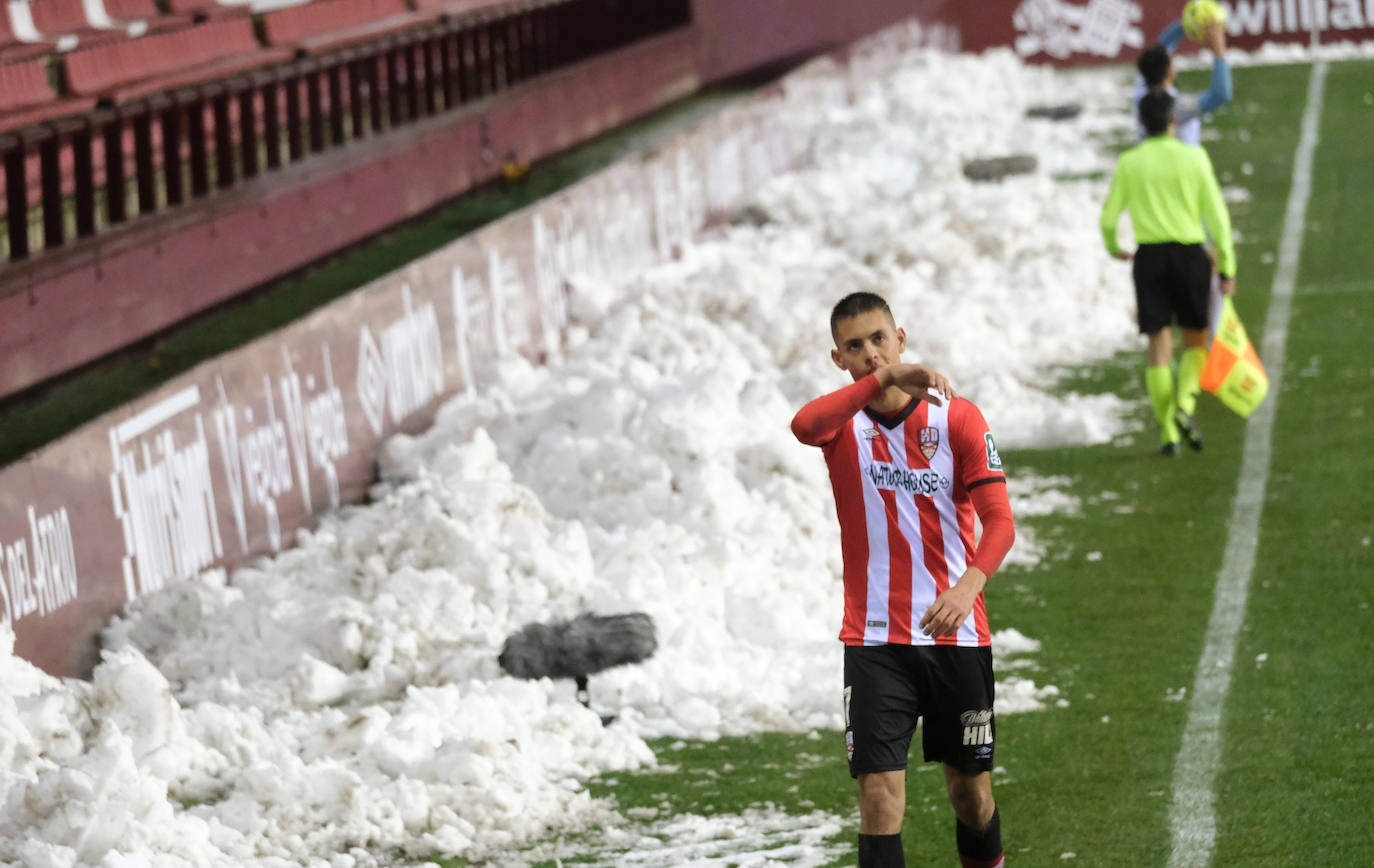 Los blanquirrojos se han impuesto al Mirandés en un choque marcado por el estado del terreno de juego tras la nevada caída en la capital riojana