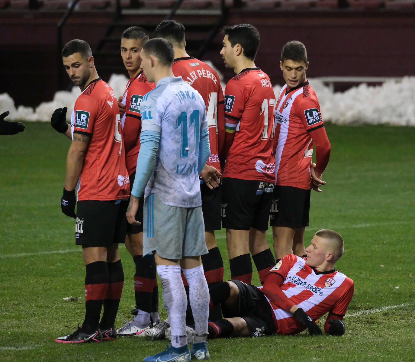 Los blanquirrojos se han impuesto al Mirandés en un choque marcado por el estado del terreno de juego tras la nevada caída en la capital riojana