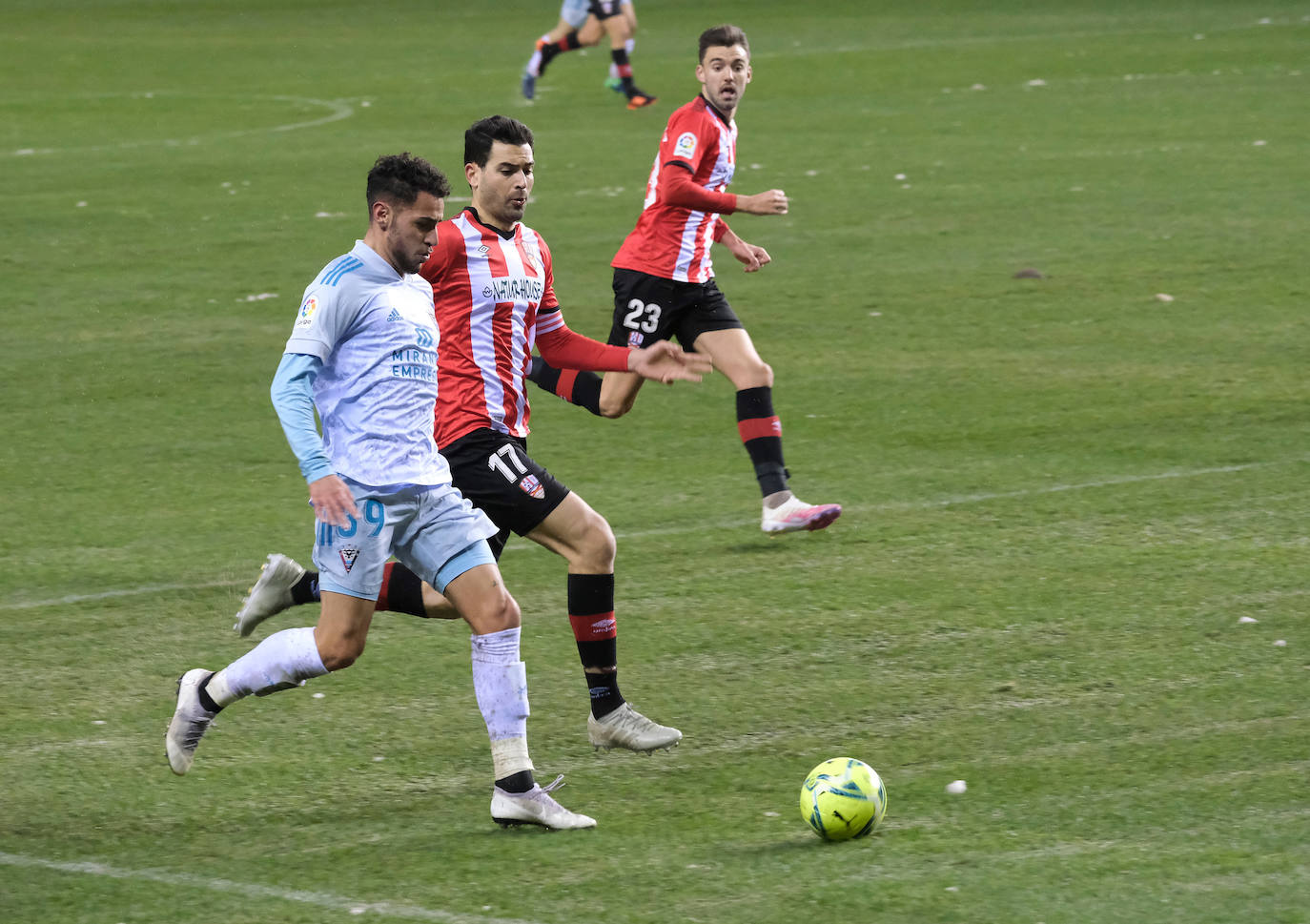 Los blanquirrojos se han impuesto al Mirandés en un choque marcado por el estado del terreno de juego tras la nevada caída en la capital riojana