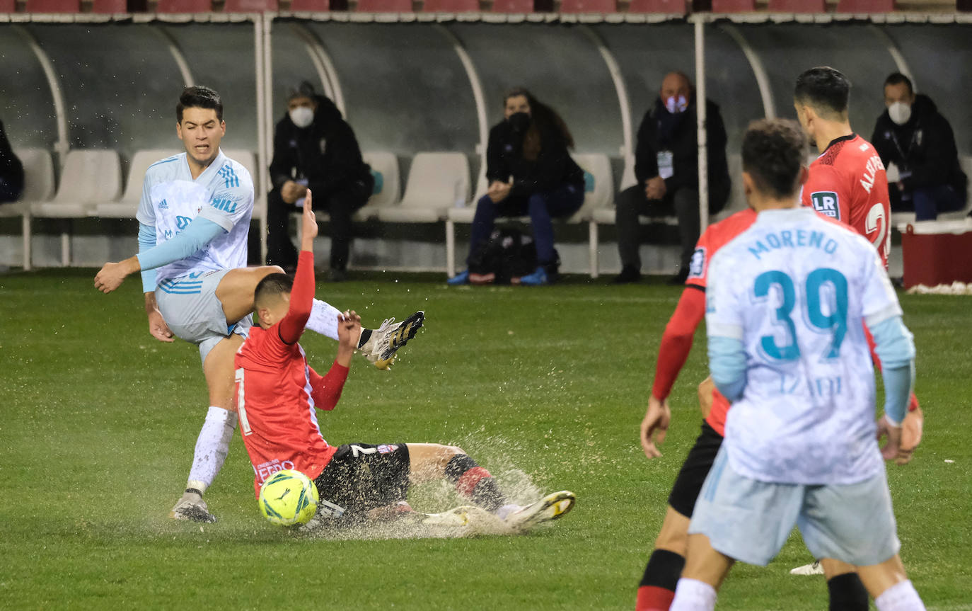 Los blanquirrojos se han impuesto al Mirandés en un choque marcado por el estado del terreno de juego tras la nevada caída en la capital riojana