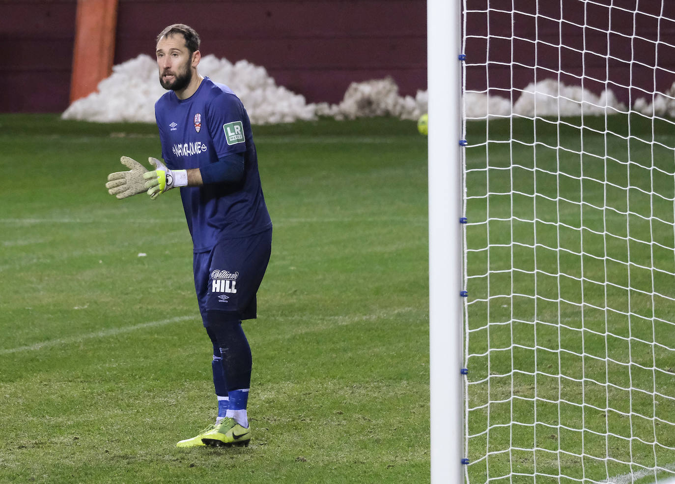 Los blanquirrojos se han impuesto al Mirandés en un choque marcado por el estado del terreno de juego tras la nevada caída en la capital riojana