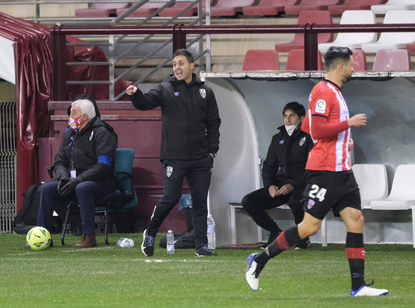 Los blanquirrojos se han impuesto al Mirandés en un choque marcado por el estado del terreno de juego tras la nevada caída en la capital riojana