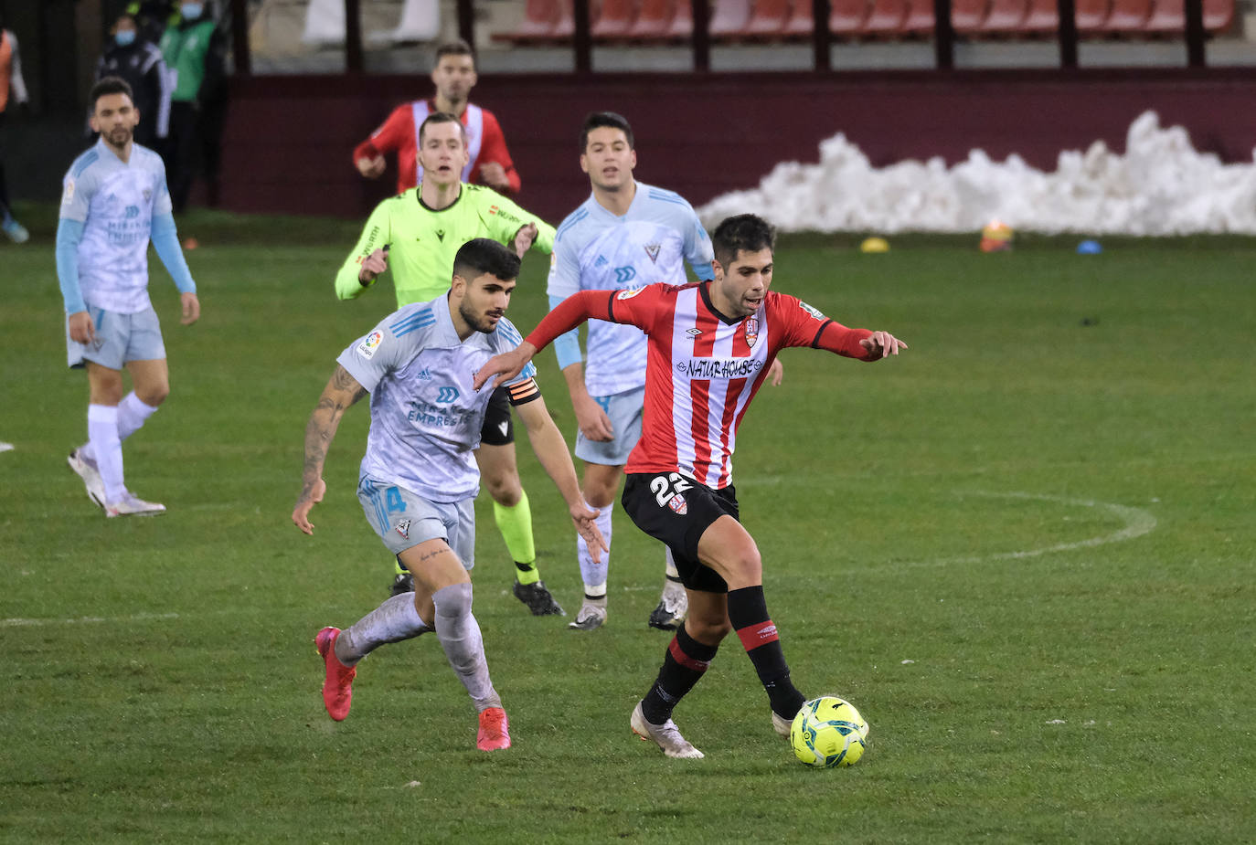 Los blanquirrojos se han impuesto al Mirandés en un choque marcado por el estado del terreno de juego tras la nevada caída en la capital riojana