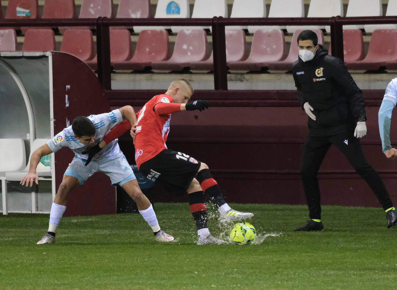 Los blanquirrojos se han impuesto al Mirandés en un choque marcado por el estado del terreno de juego tras la nevada caída en la capital riojana