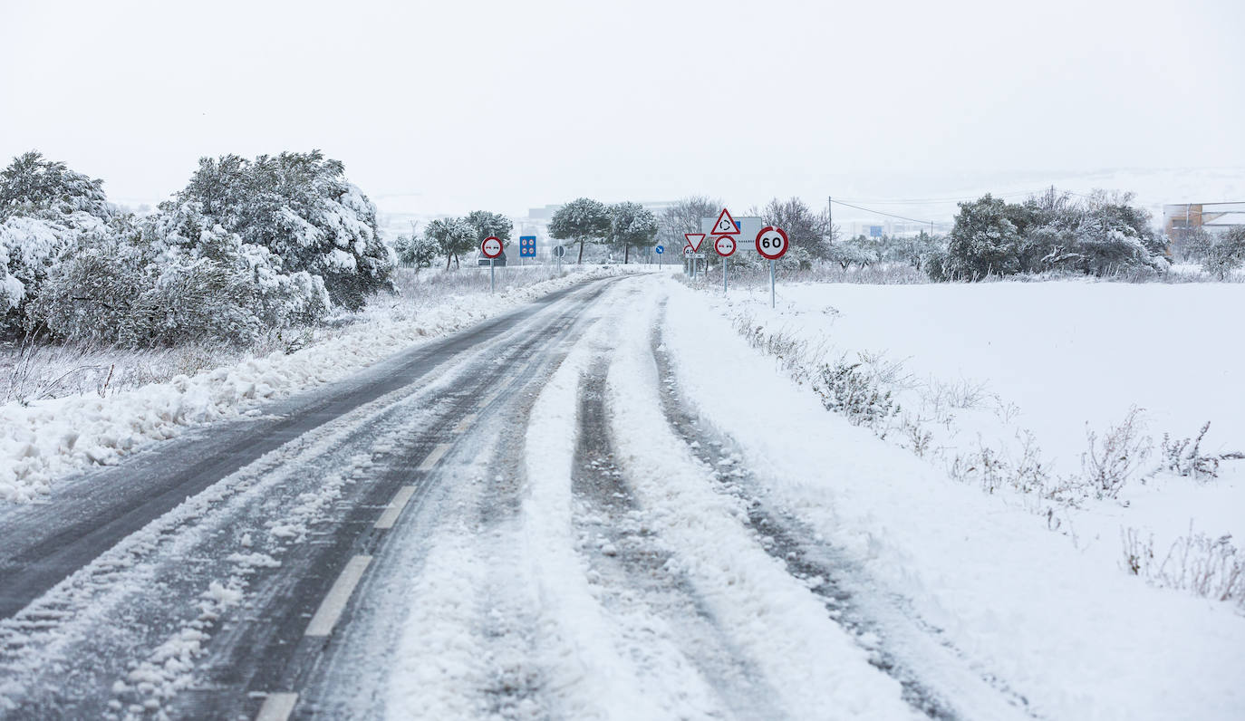 Municipios como Uruñuela, Najera, Sotés, Ventosa o Navarrete han recibido a la nieve en este 2 de enero