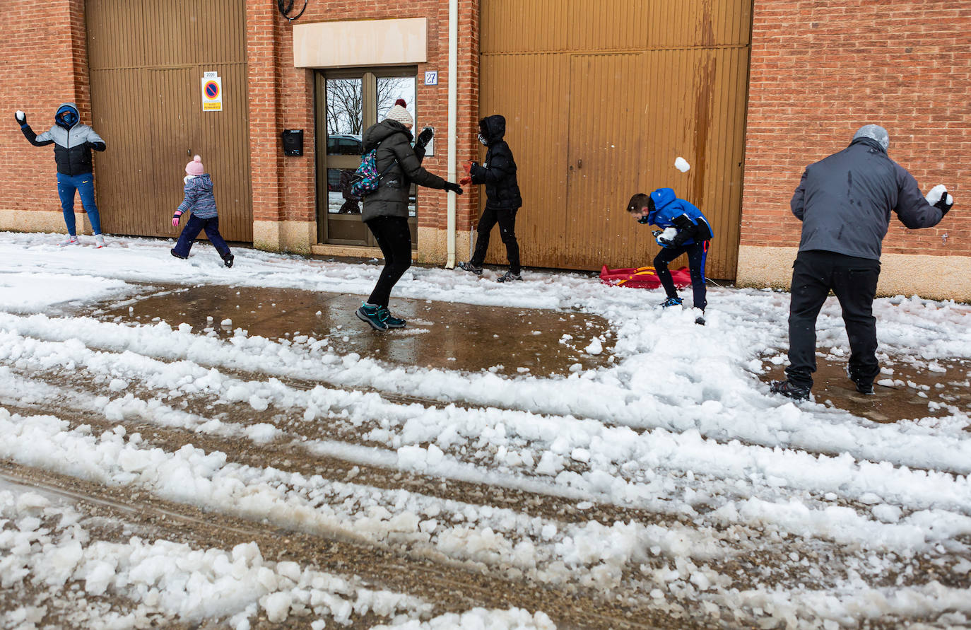 Municipios como Uruñuela, Najera, Sotés, Ventosa o Navarrete han recibido a la nieve en este 2 de enero