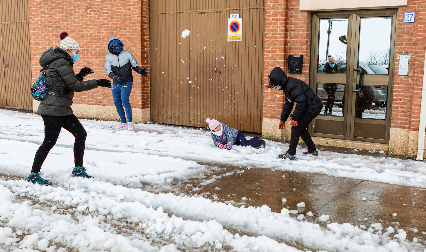 Municipios como Uruñuela, Najera, Sotés, Ventosa o Navarrete han recibido a la nieve en este 2 de enero