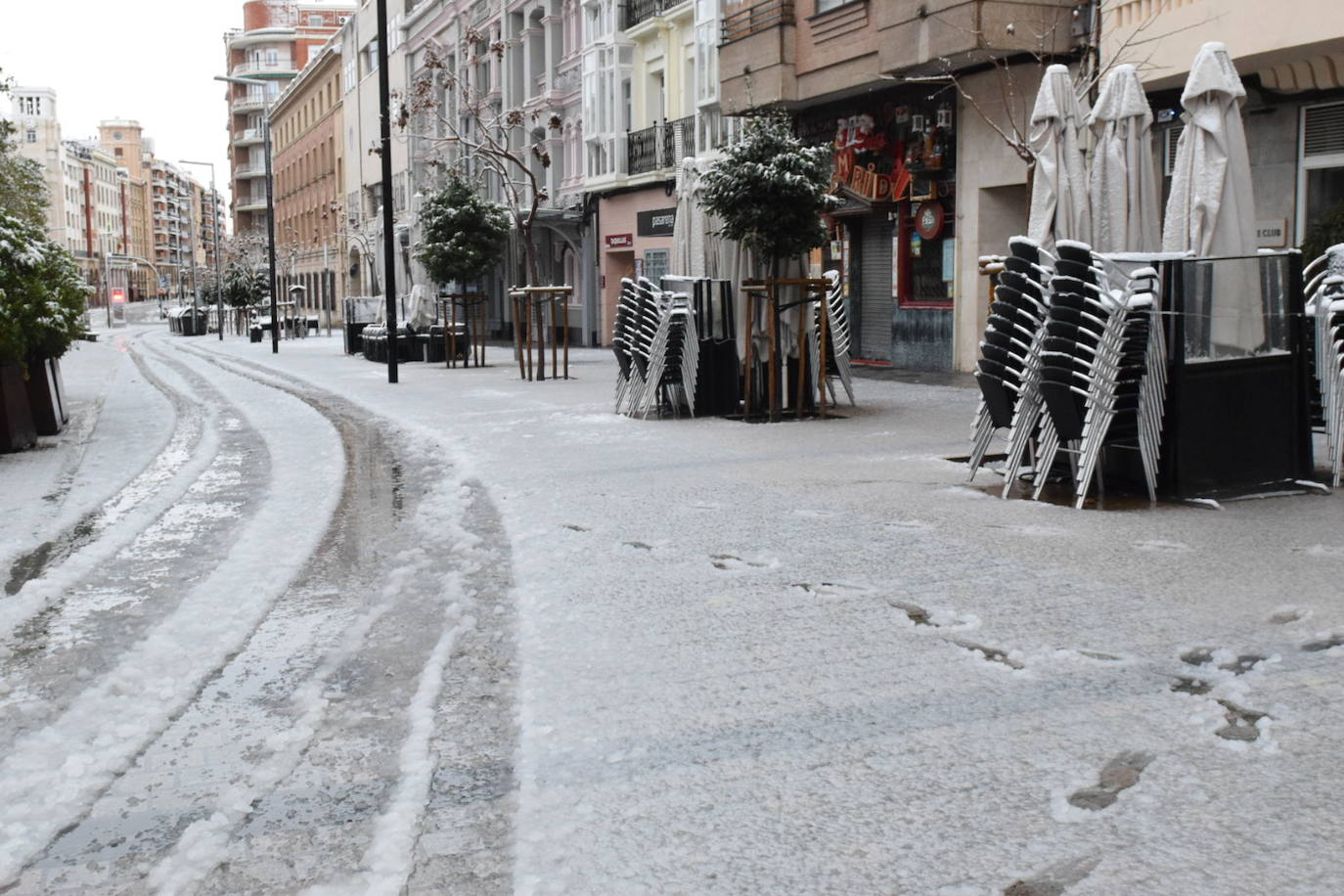 La capital riojana ha amanecido este sábado cubierta por una gruesa capa de nieve. 