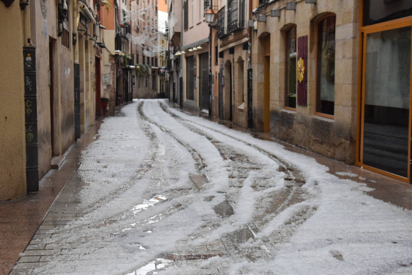 La capital riojana ha amanecido este sábado cubierta por una gruesa capa de nieve. 