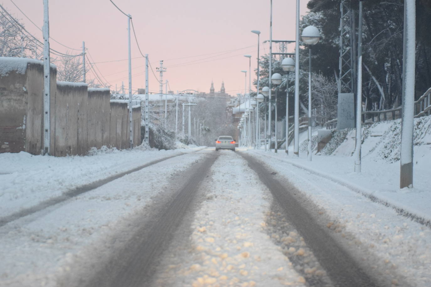 La capital riojana ha amanecido este sábado cubierta por una gruesa capa de nieve. 