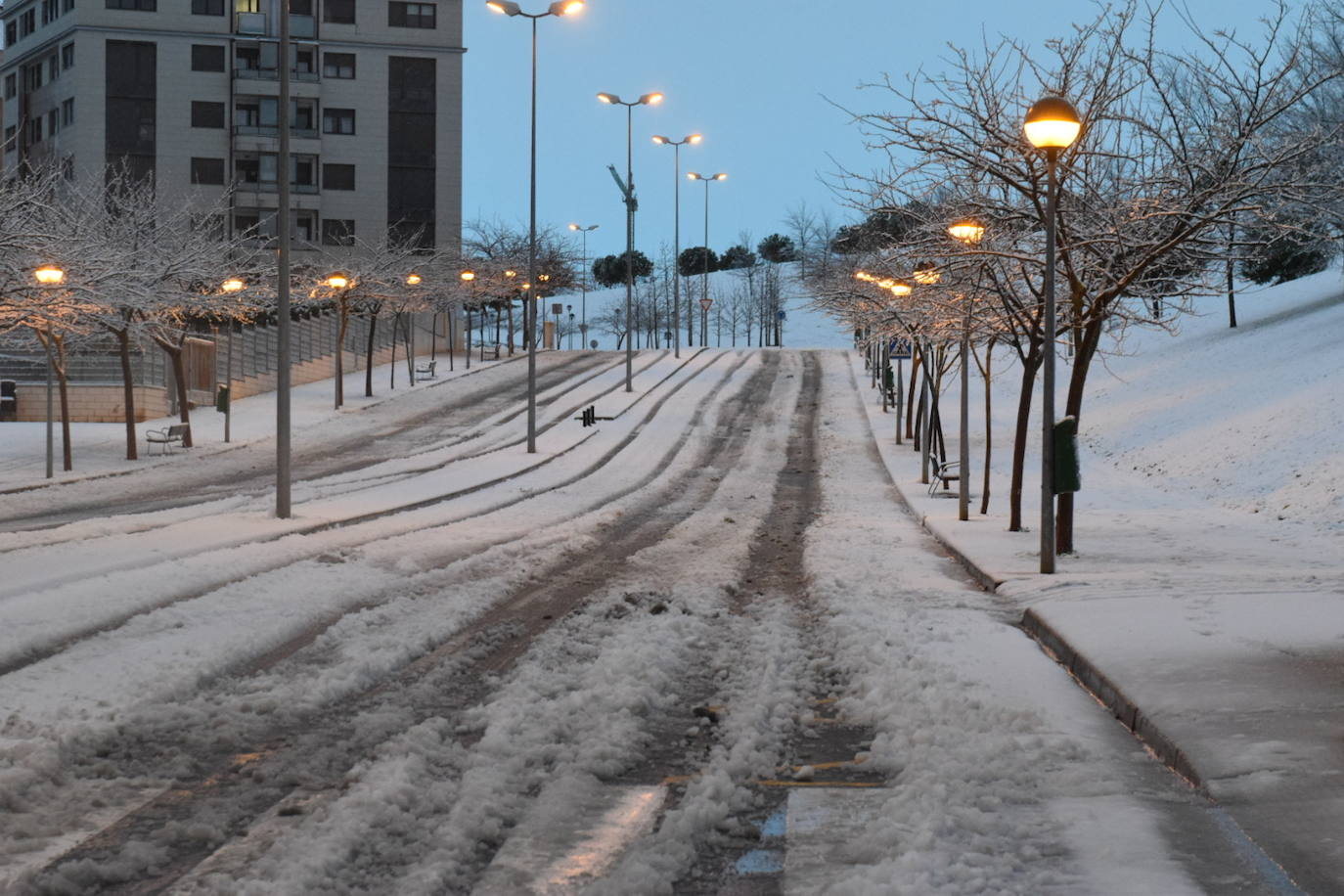 La capital riojana ha amanecido este sábado cubierta por una gruesa capa de nieve. 