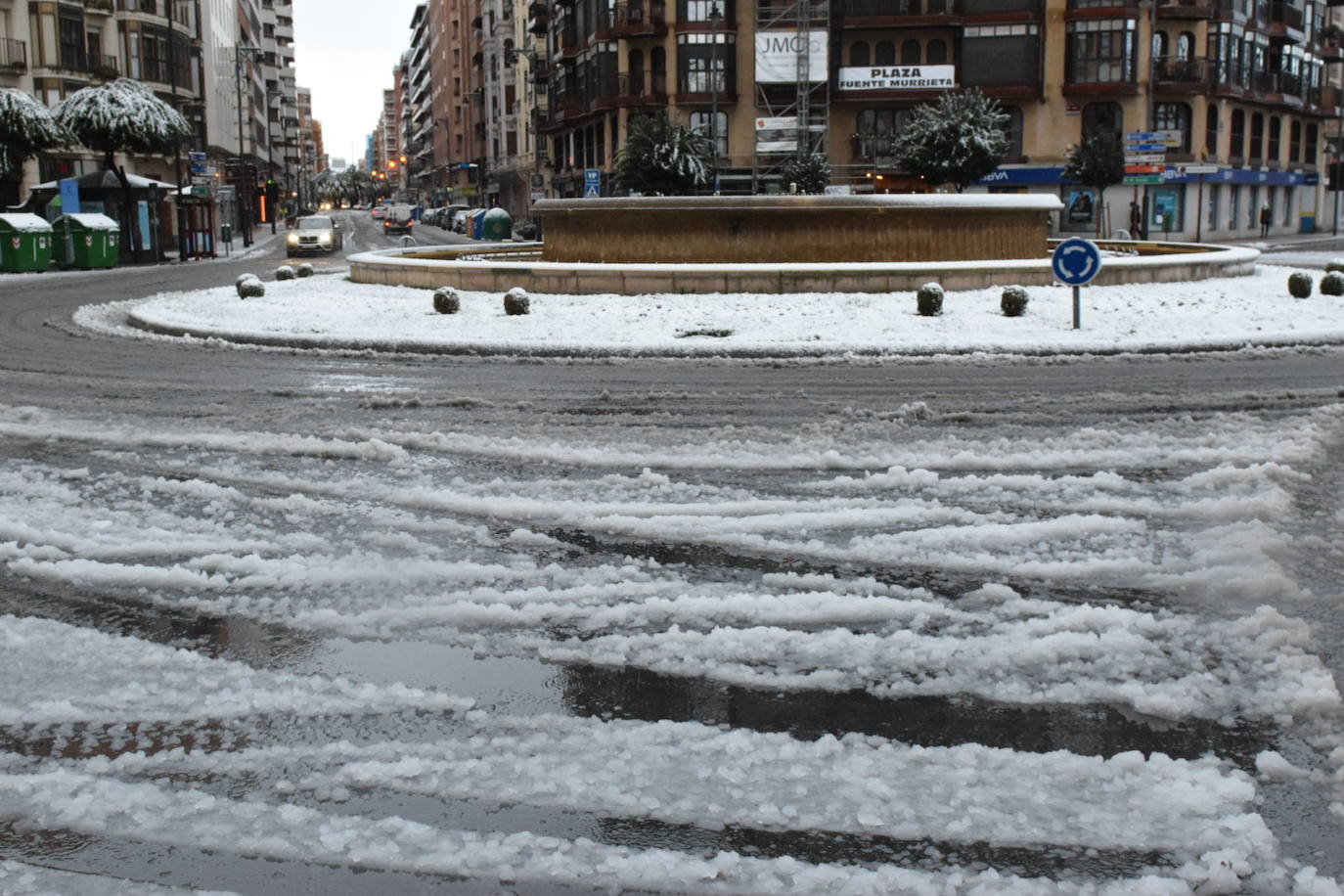 La capital riojana ha amanecido este sábado cubierta por una gruesa capa de nieve. 