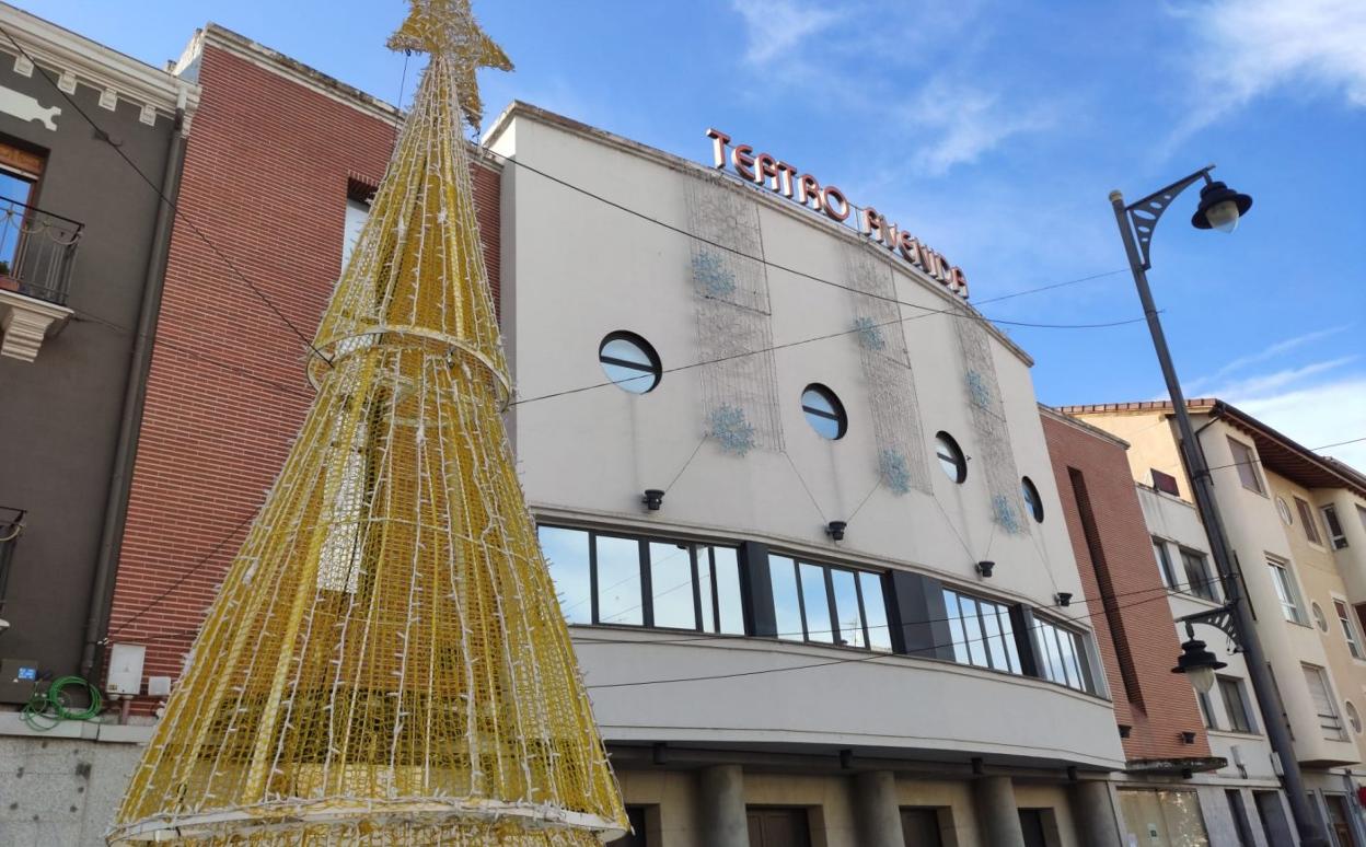 Fachada del teatro Avenida de la ciudad calceatense, cuya cubierta tiene problemas de filtraciones. 