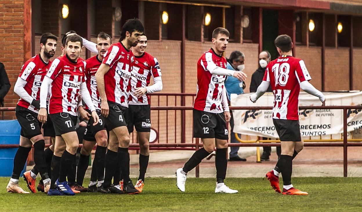 Los jugadores blanquirrojos se felicitan tras marcar uno de los goles ante el Osasuna Promesas en El Mundial 82. 
