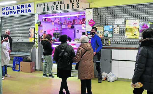 Últimos días. Clientes aguardan su turno en Pollería Angelines, que tras las fiestas, se muda a un puesto en la calle.