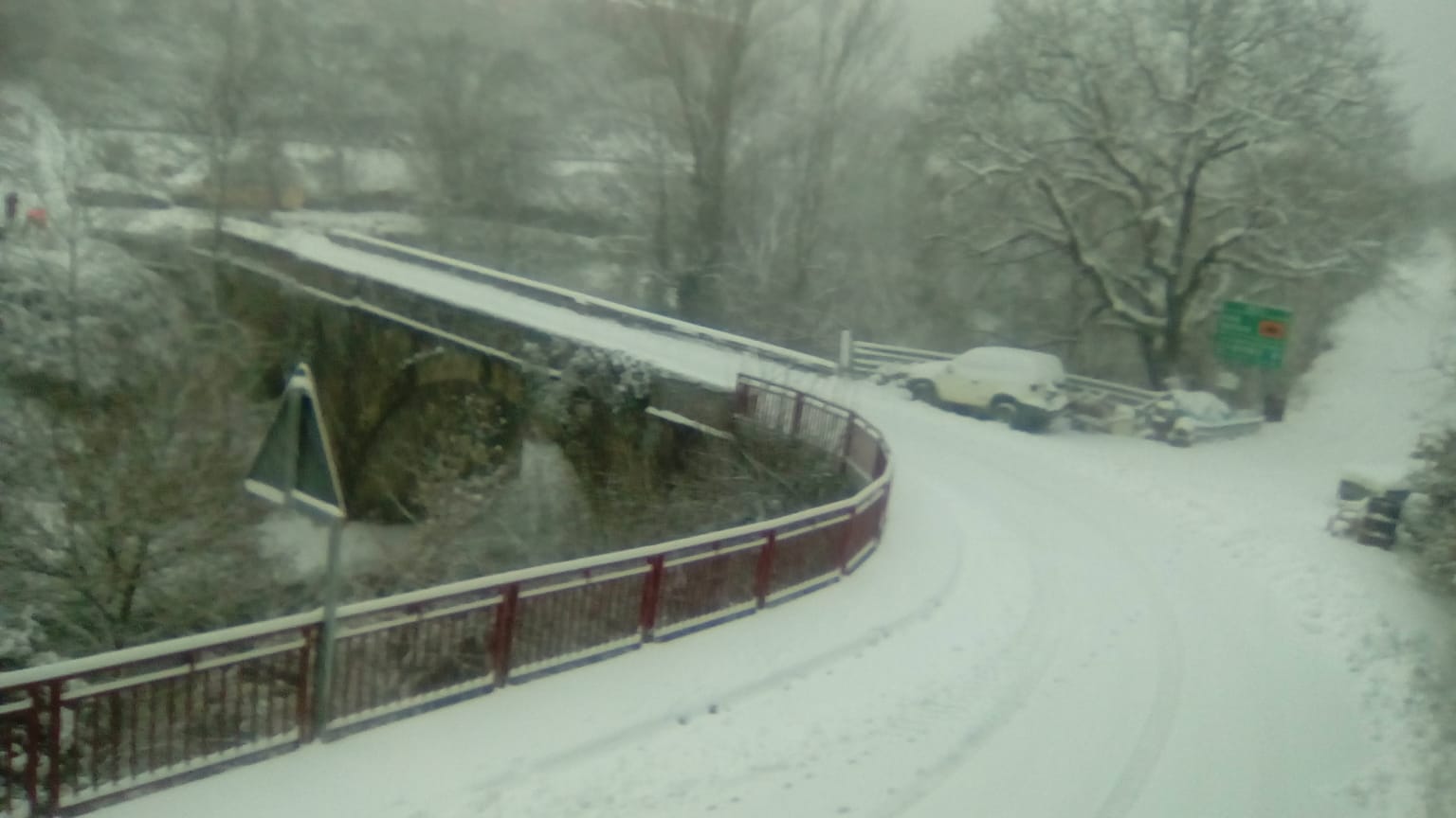 Puente en el que se ha quedado atrapado un camión. 