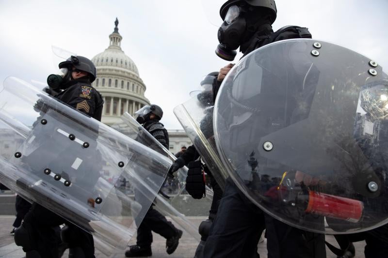 La policía responde ante los manifestantes seguidores de Donald Trump