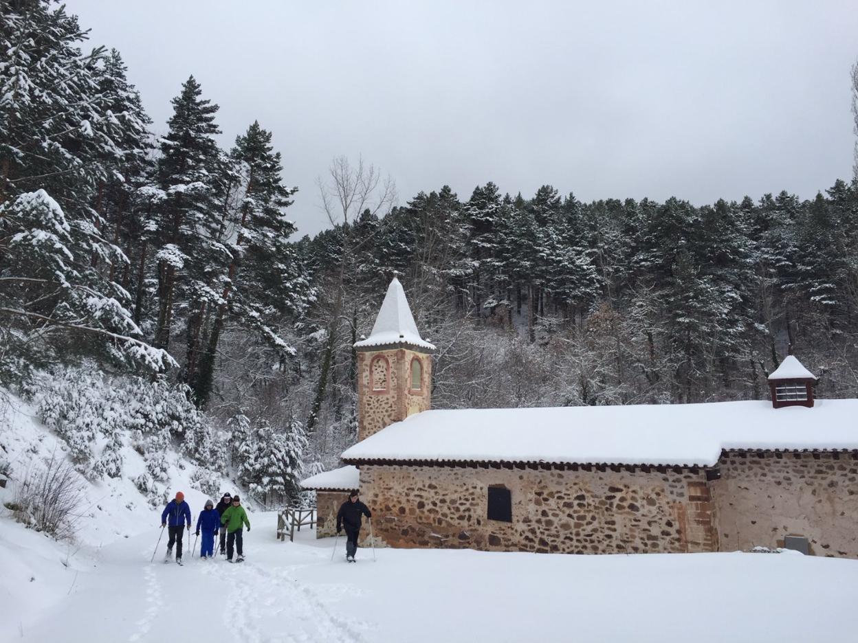 Ermita de San Mamés, en El Rasillo, tras la nevada del pasado día 2 de enero. 