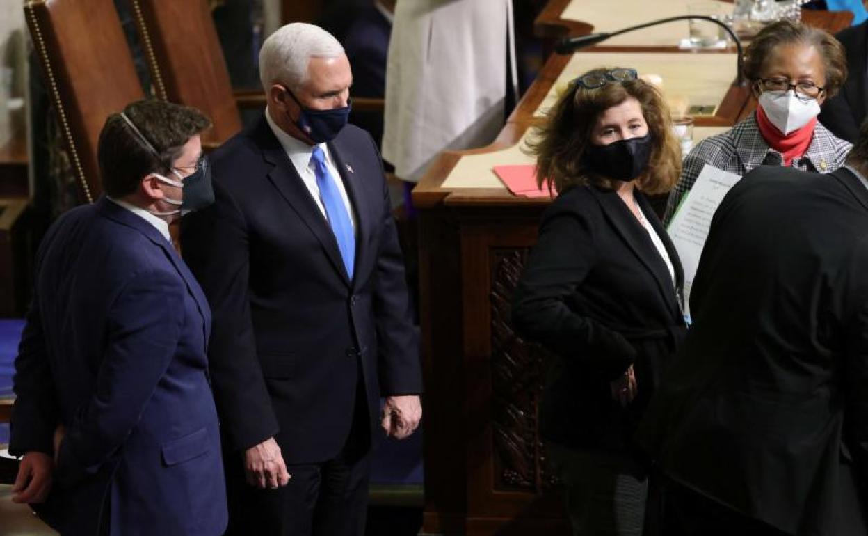 El vicepresidente Mike Pence, segundo por la izquierda, tras la reanudación.