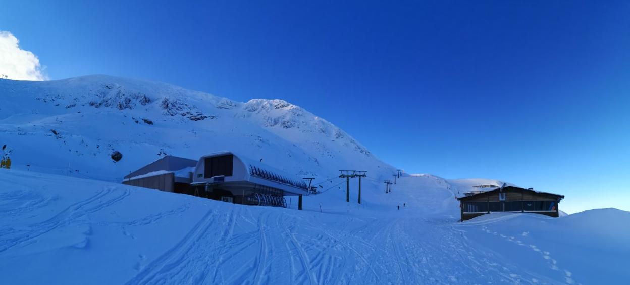 La estación de esquí de Valdezcaray alberga actualmente espesores de entre 10 y 30 centímetros y desde el día 28 se está fabricando nieve artificial. 