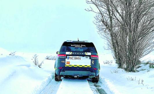 La Guardia Civil de Tráfico de La Rioja, patrullando entre la nieve el pasado fin de semana.