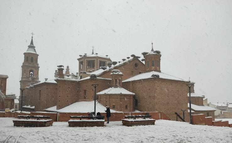 La nieve cubre de blanco los pueblos riojanos